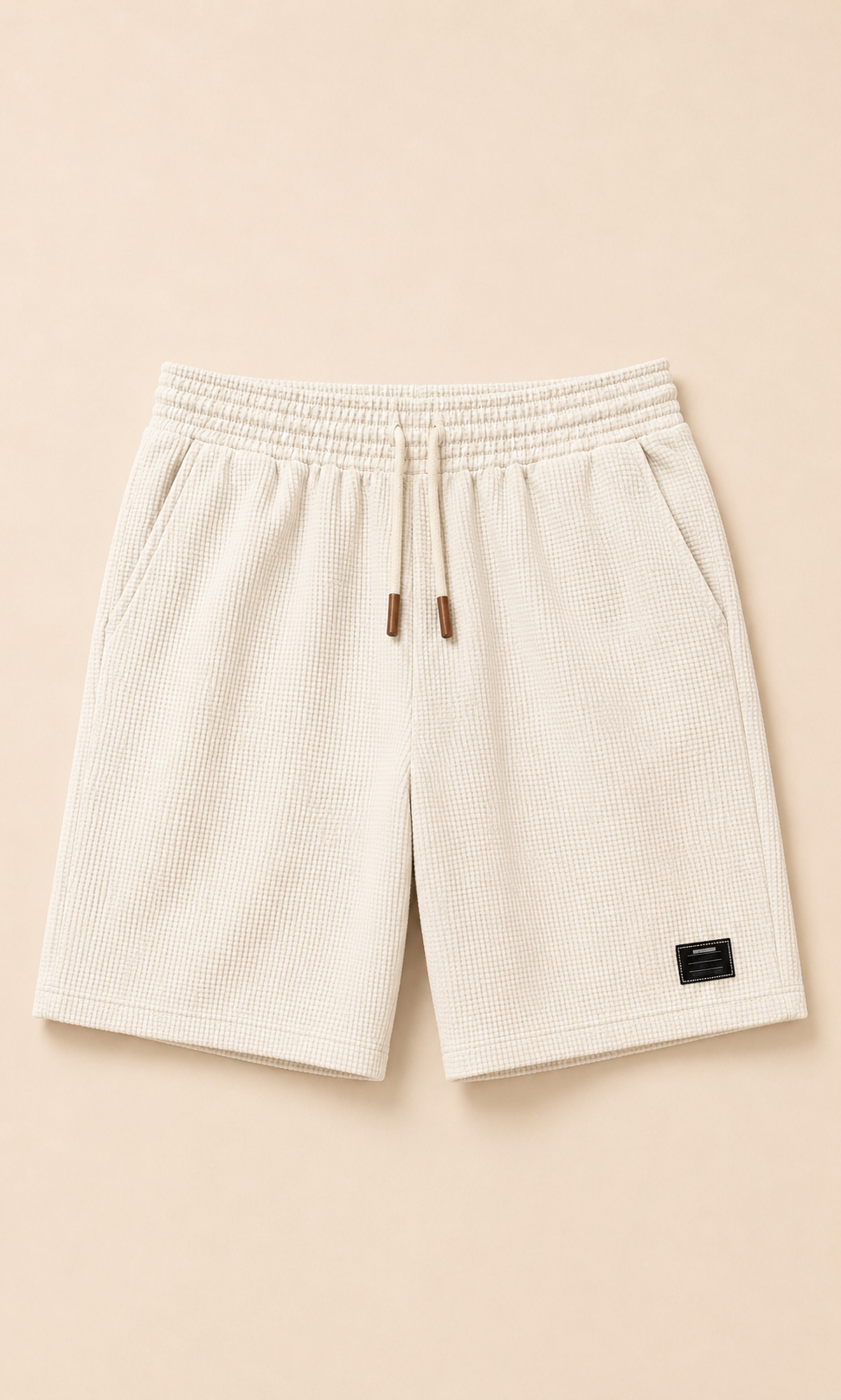 Shorts elegantes de hombre blancos con cordón ajustable y parche