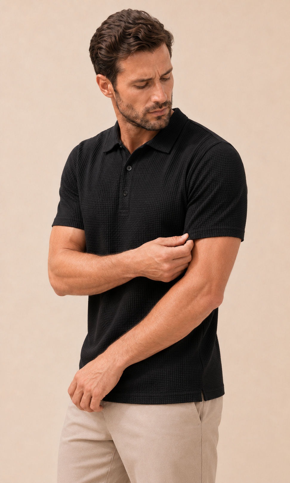 Polo de manga corta negro con cuello y tapeta abotonada