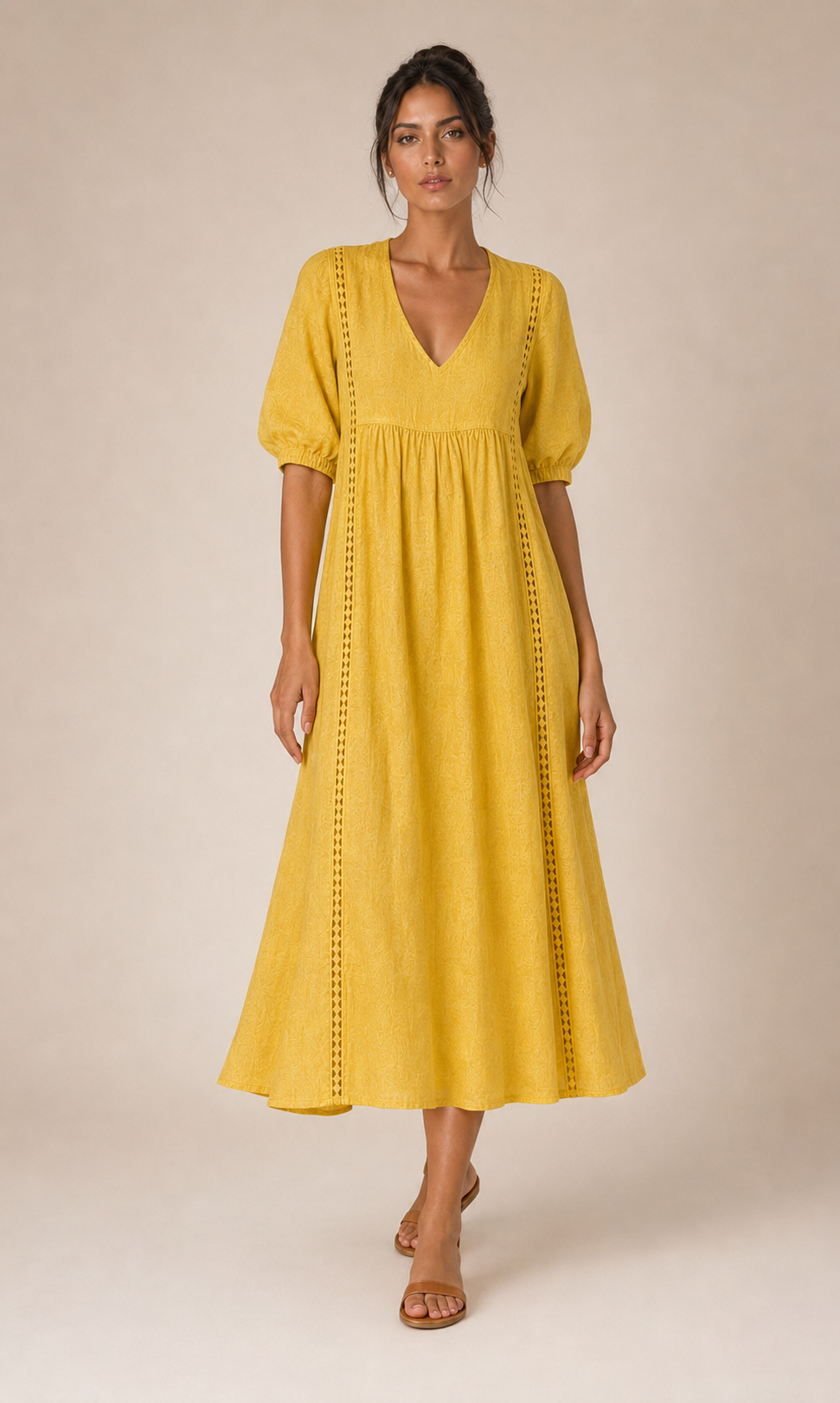 Vestido veraniego amarillo con escote en V, mangas abullonadas y bordado a lo largo