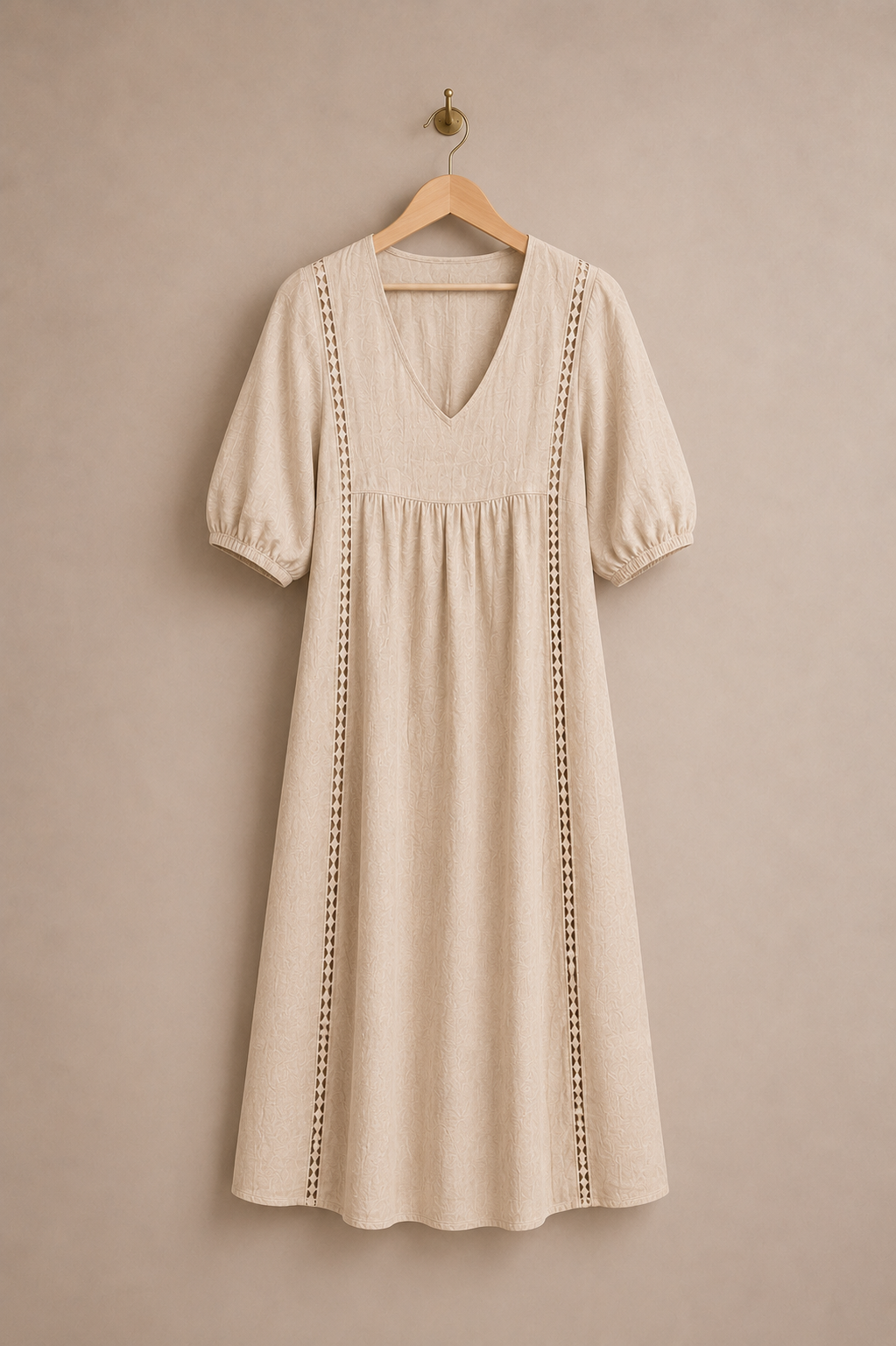 Vestido veraniego crema con escote en V, mangas abullonadas y bordado vertical en prenda