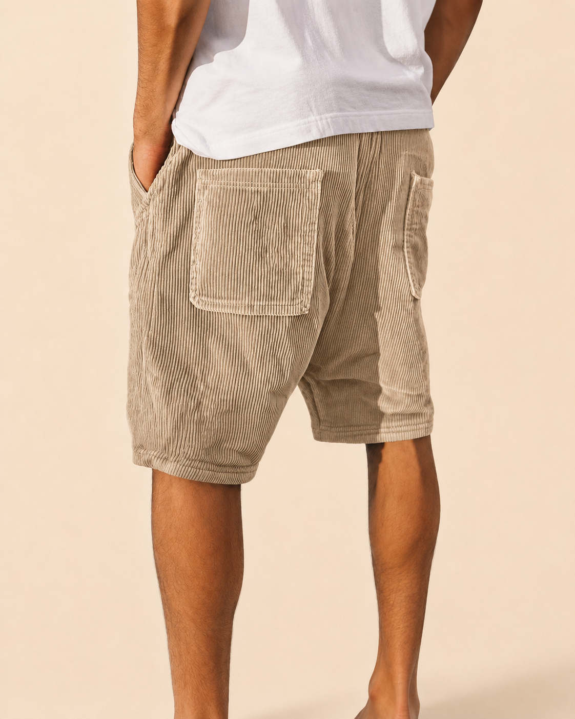 Pantalón corto de pana caqui con bolsillos tipo parche y bolsillo lateral