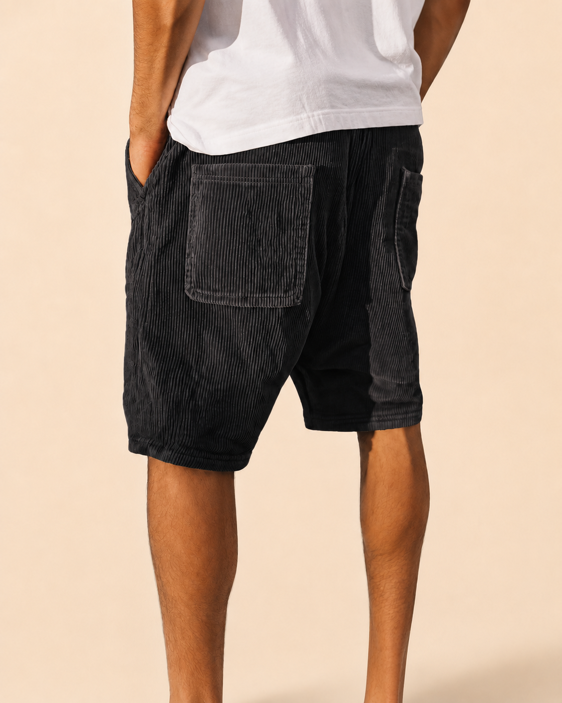 Pantalón corto de pana negro con bolsillos tipo parche y bolsillo lateral