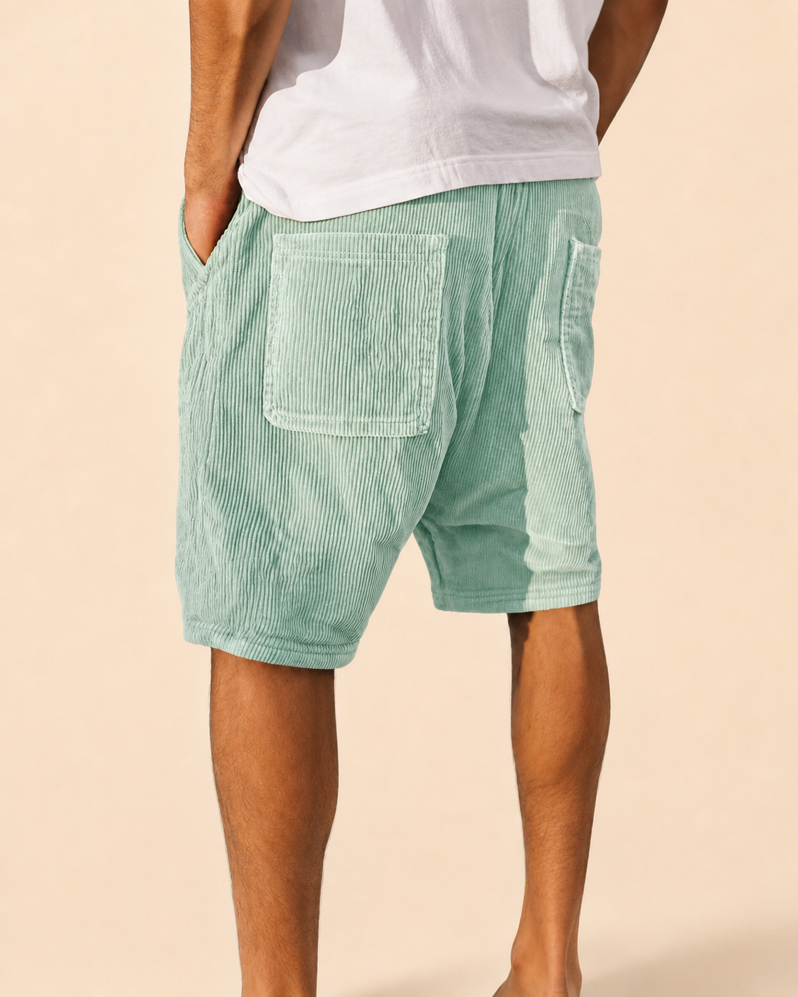 Pantalón corto de pana verde con bolsillos tipo parche y bolsillo lateral