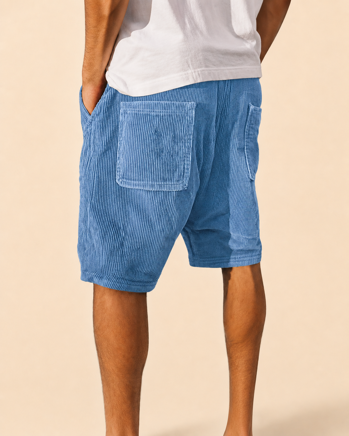 Pantalón corto de pana azul con bolsillos tipo parche y bolsillo lateral