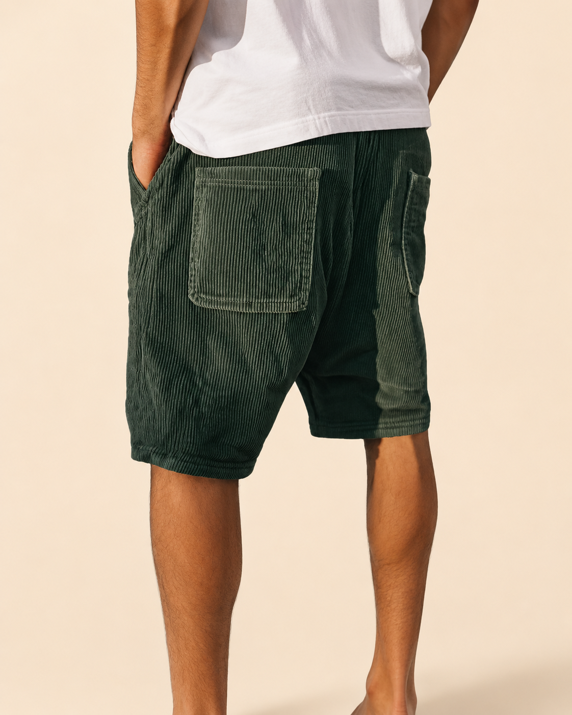 Pantalón corto de pana verde oscuro con bolsillos tipo parche y bolsillo lateral