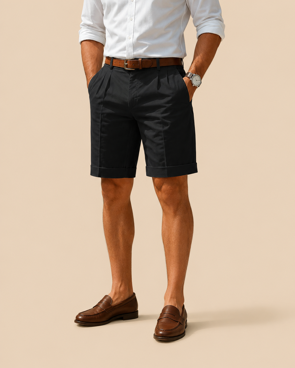 Bermudas negras de verano con pliegues, trabillas y cinturón marrón, largo a la rodilla