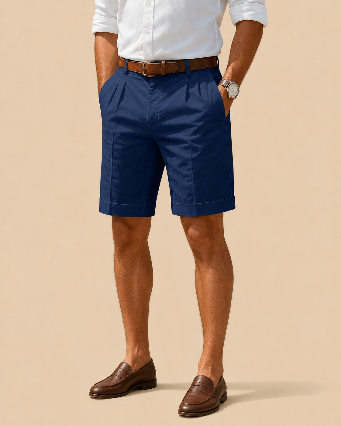 Bermudas azules de verano con pliegues, trabillas y cinturón marrón, largo a la rodilla