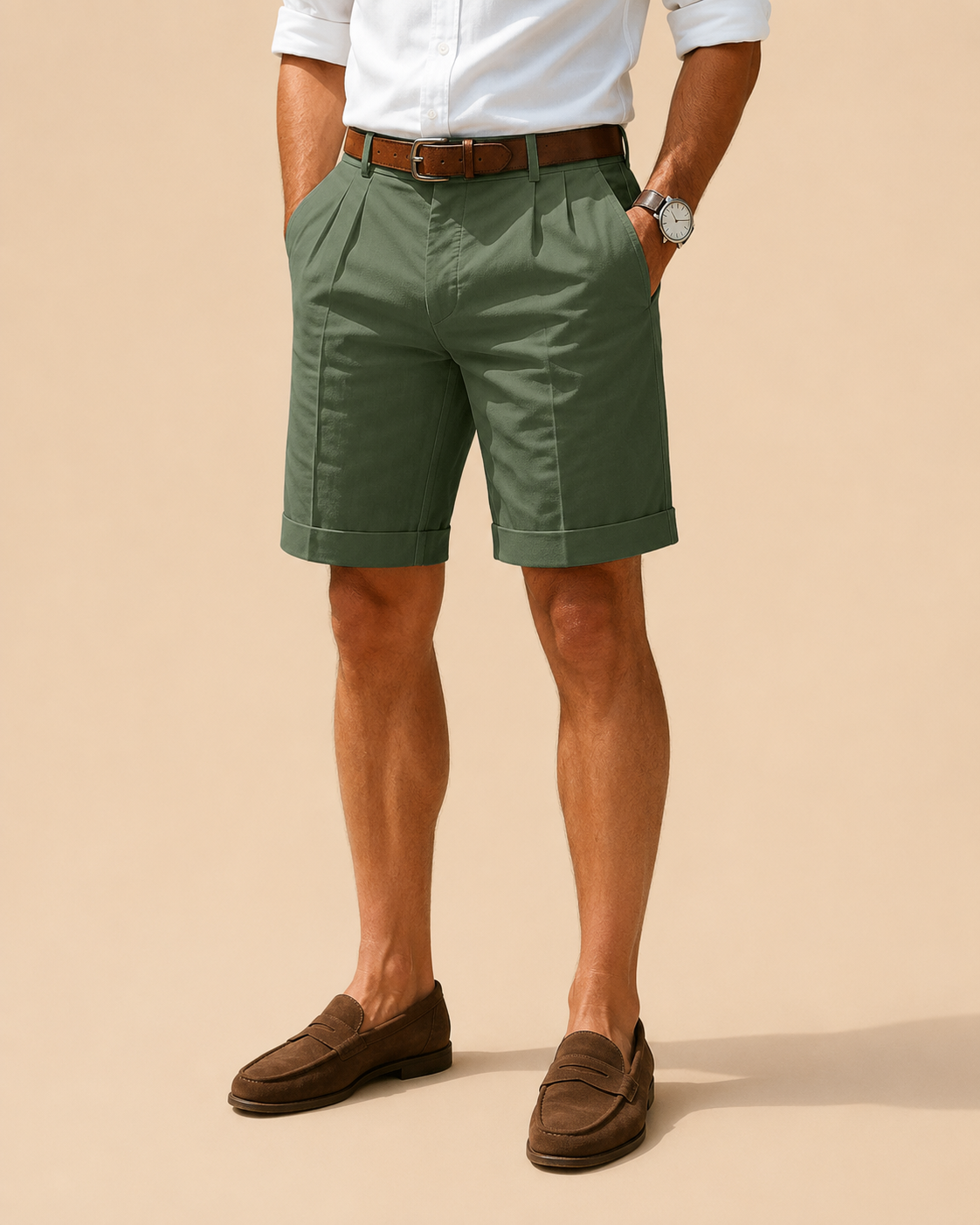 Bermudas verdes de verano con pliegues, trabillas y cinturón marrón, largo a la rodilla