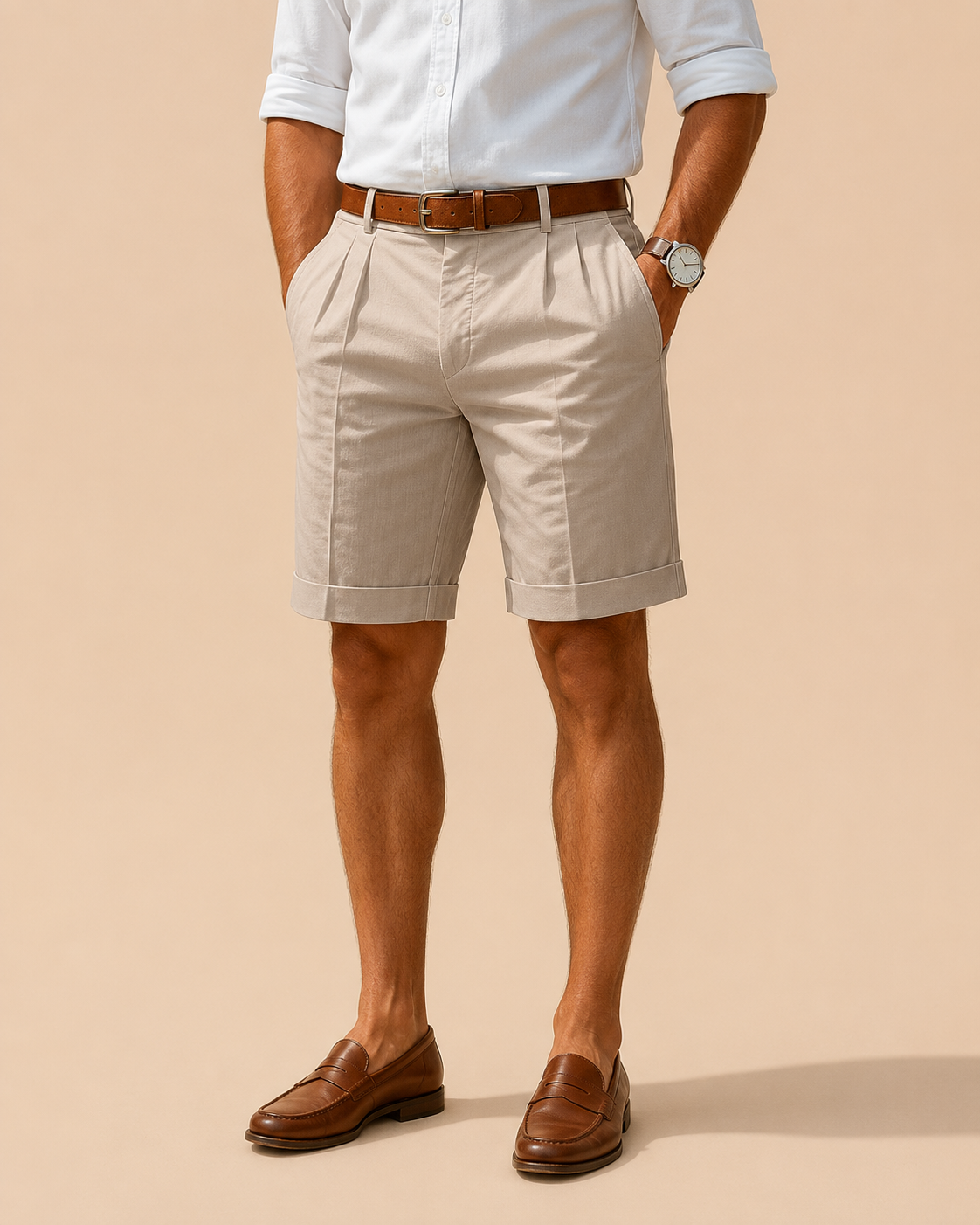 Bermudas caqui de verano con pliegues, trabillas y cinturón de piel, largo a la rodilla