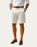 Bermudas de verano blancas con pliegues y pernera recta a la rodilla