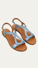 Sandalias planas metalizadas color azul con tira frontal en T y correa trasera