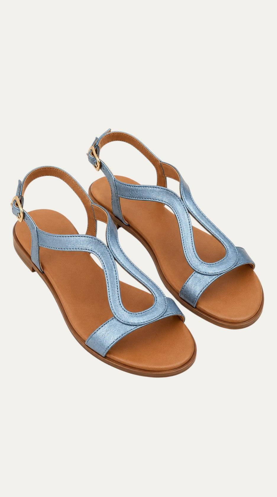 Sandalias planas metalizadas color azul con tira frontal en T y correa trasera
