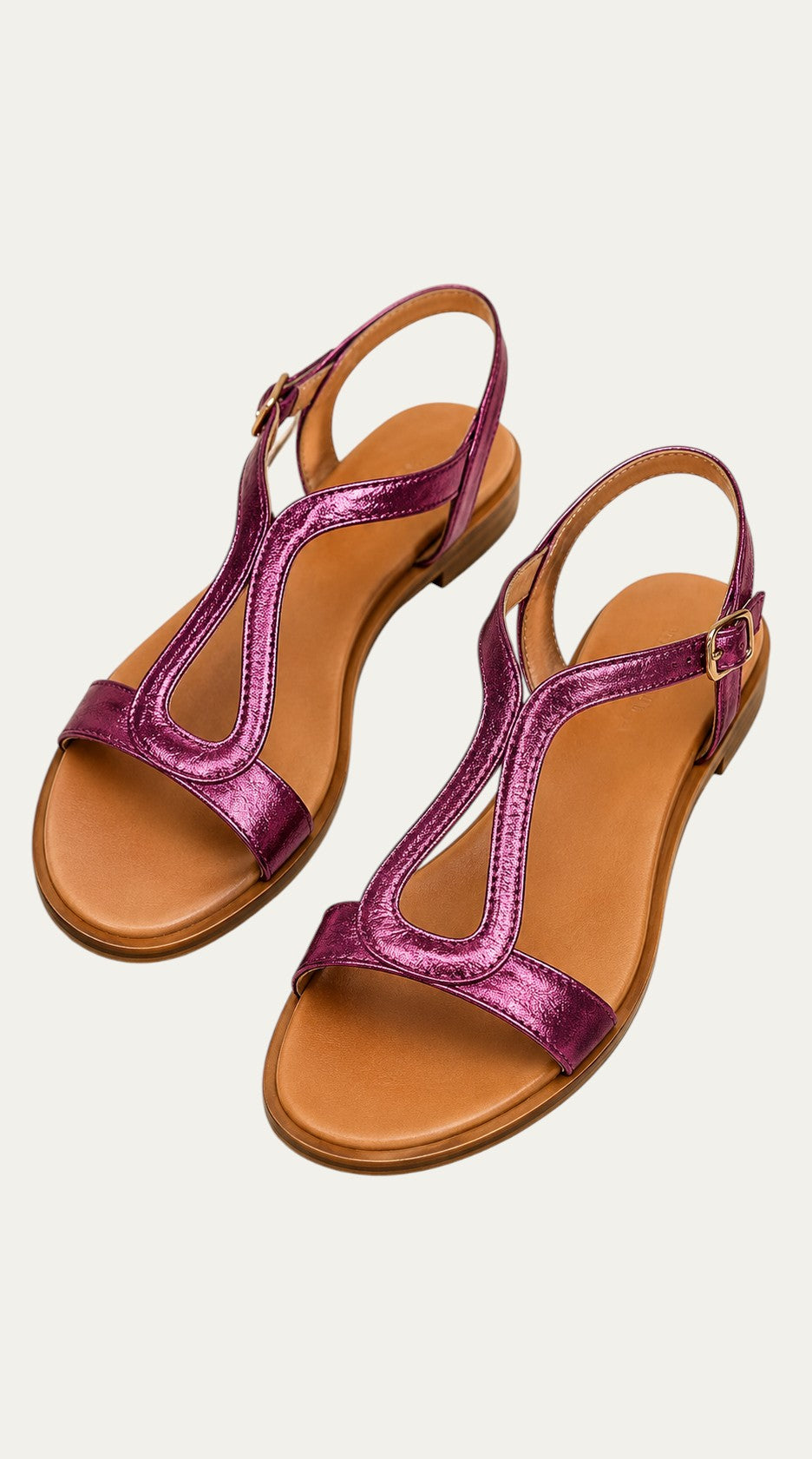 Sandalias planas metalizadas color morado con tira en T y correa trasera