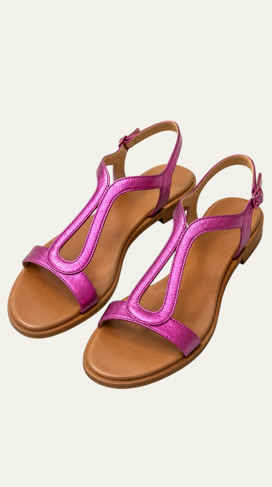 Sandalias planas metalizadas color morado brillante con tiras en T