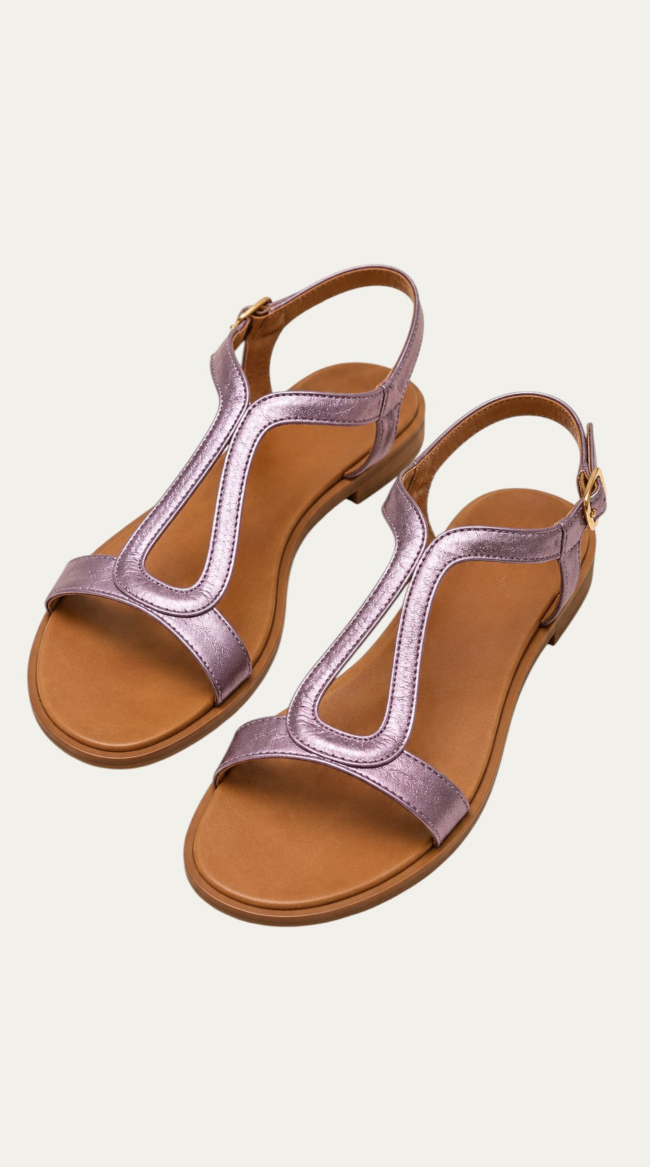 Sandalias planas metalizadas color morado con tira frontal en T y ajuste trasero