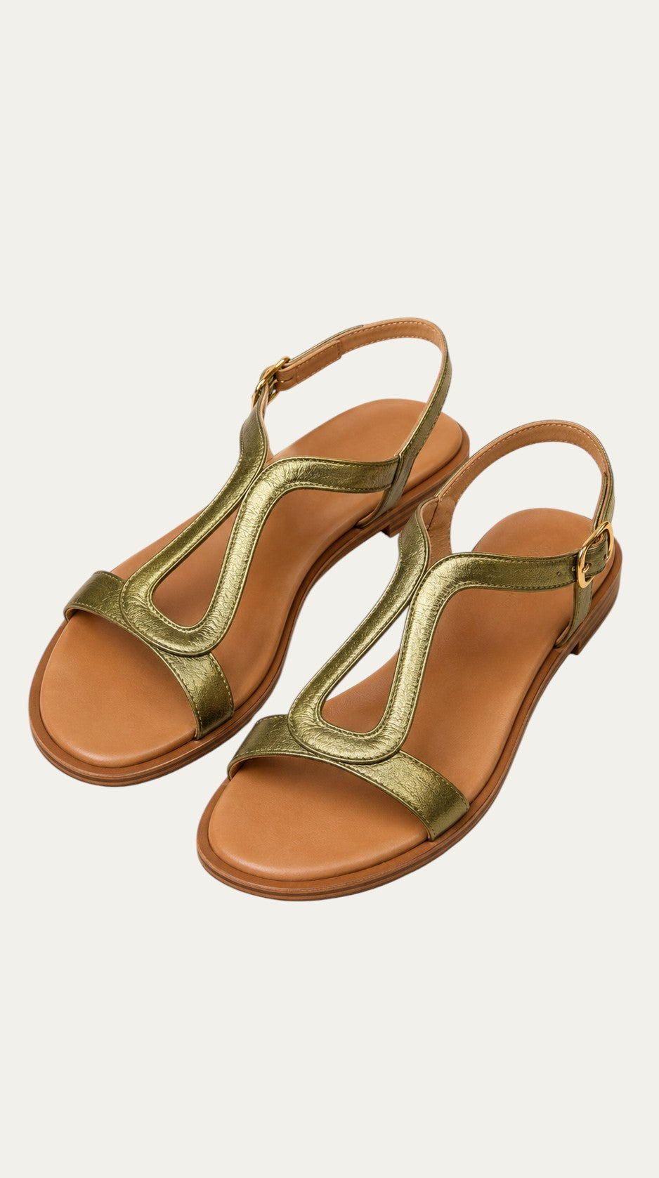 Sandalias planas metalizadas color verde con tiras cruzadas y suela de piel