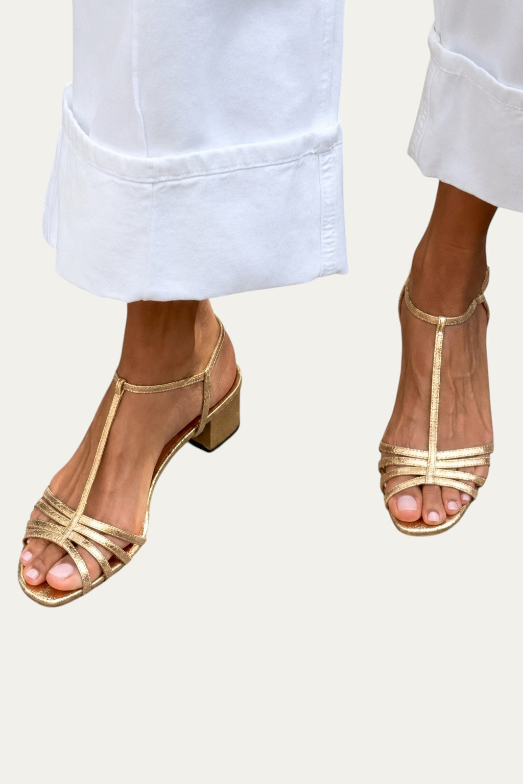 Sandalias Vela de tiras abiertas doradas con tacón medio y pulsera al tobillo.