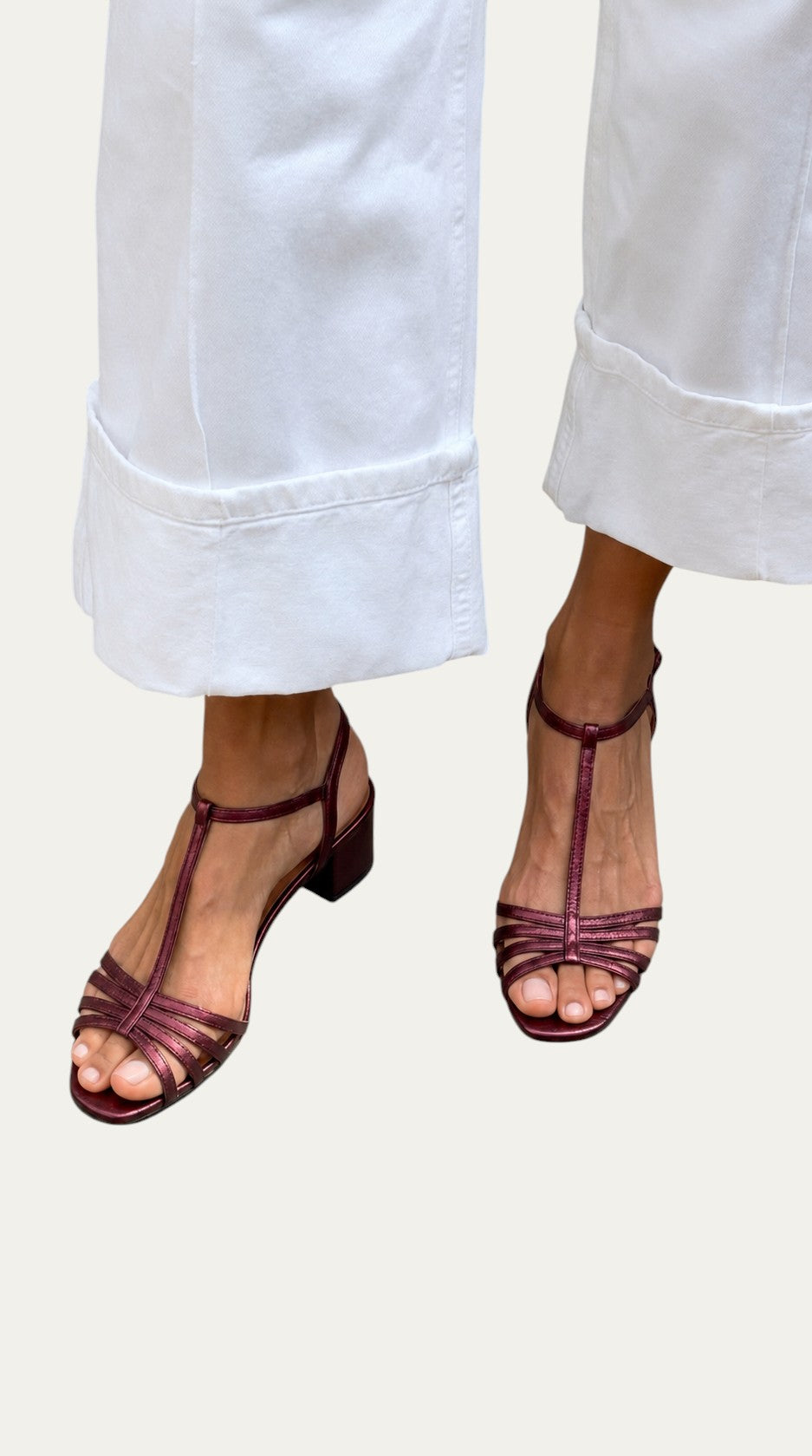 Sandalias Vela de tiras abiertas burdeos con tacón medio y pulsera al tobillo.