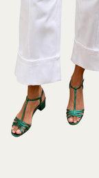 Sandalias Vela de tiras abiertas verdes con tacón medio y pulsera al tobillo.