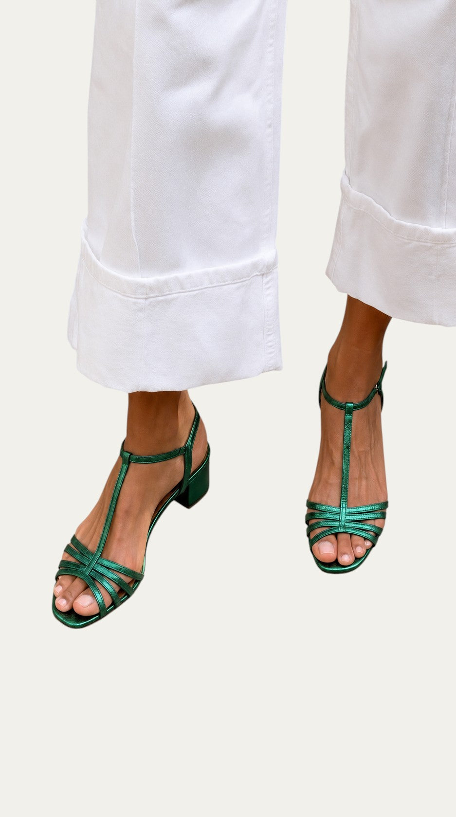 Sandalias Vela de tiras abiertas verdes con tacón medio y pulsera al tobillo.