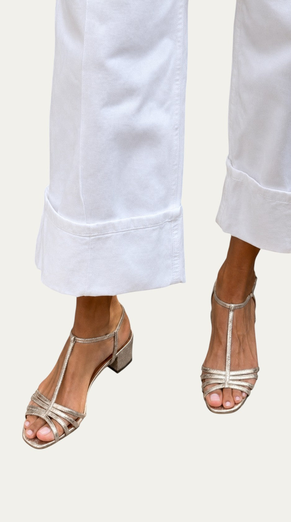 Sandalias Vela de tiras abiertas plateadas con tacón medio y pulsera al tobillo.