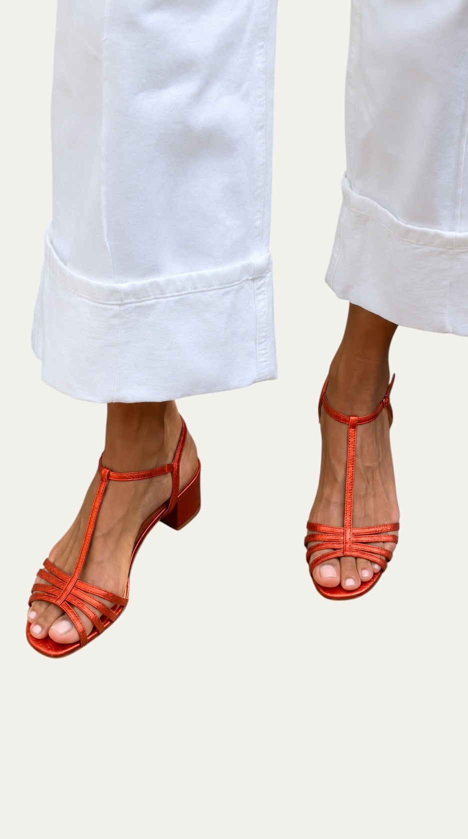 Sandalias Vela de tiras abiertas rojas con tacón medio y pulsera al tobillo.