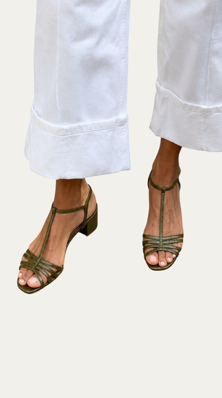 Sandalias Vela de tiras abiertas verde oscuro con tacón medio y pulsera al tobillo.
