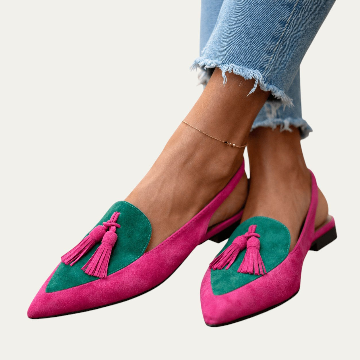 Mocasines tipo sandalia de ante fucsia con panel verde esmeralda y flecos