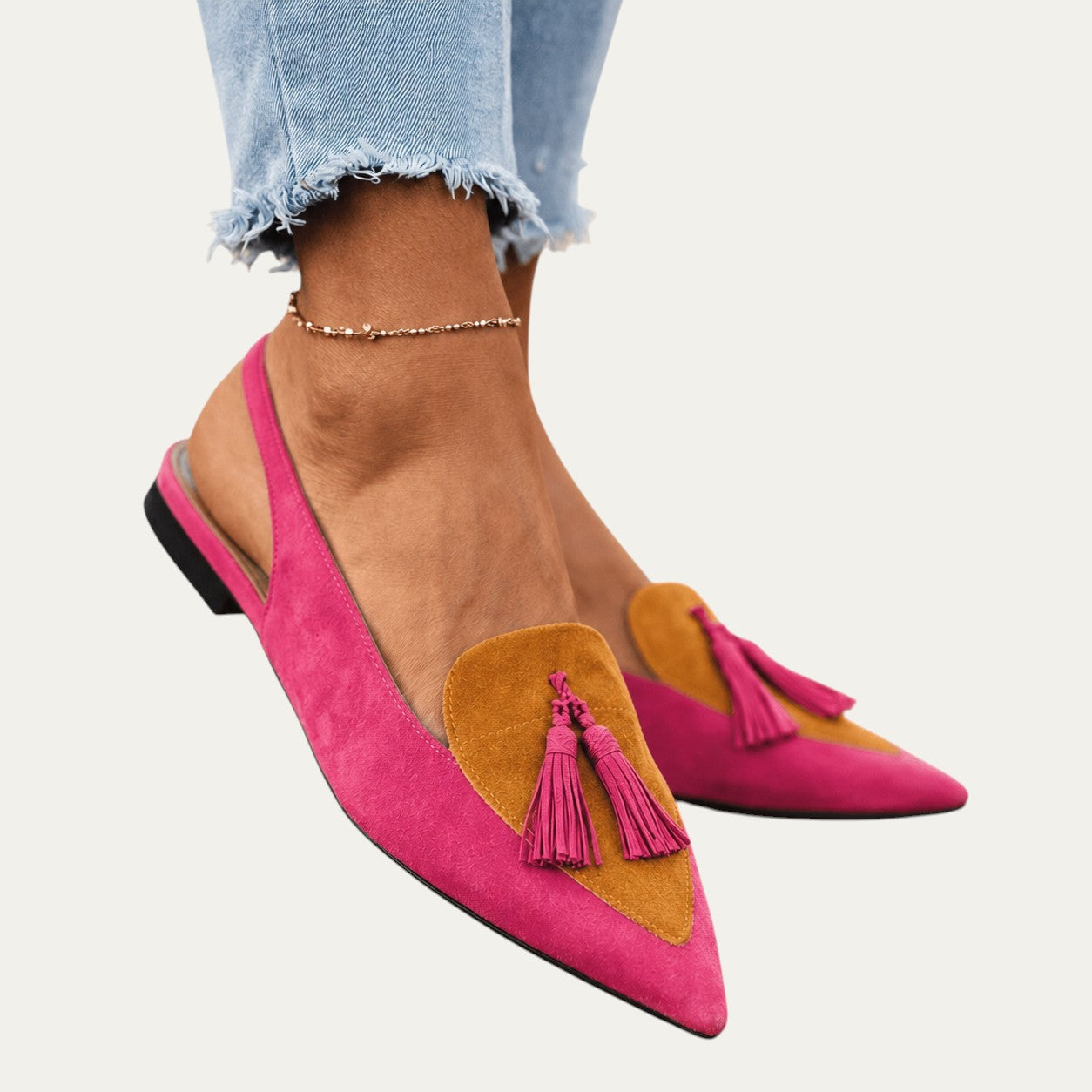 Mocasines tipo sandalia de ante fucsia con panel mostaza y flecos