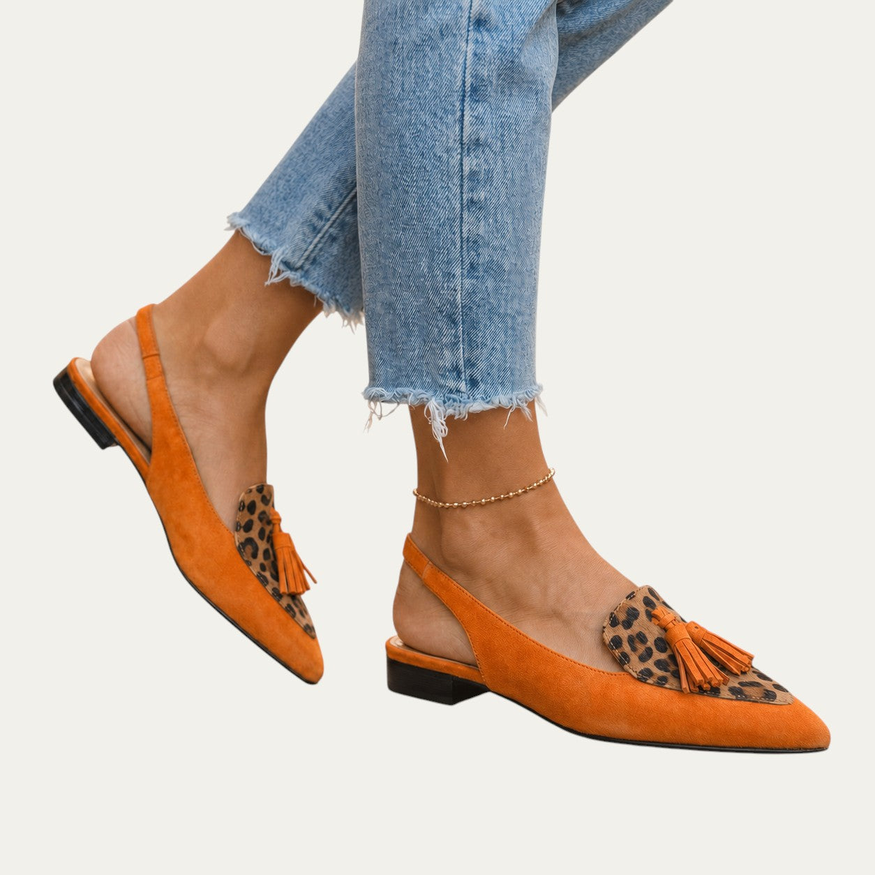 Mocasines tipo sandalia de ante naranja con estampado leopardo y flecos