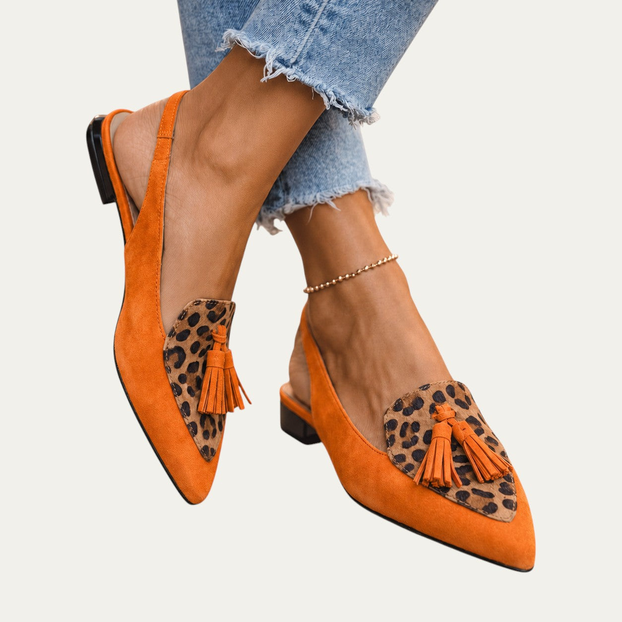 Mocasines tipo sandalia de ante naranja con panel leopardo y flecos