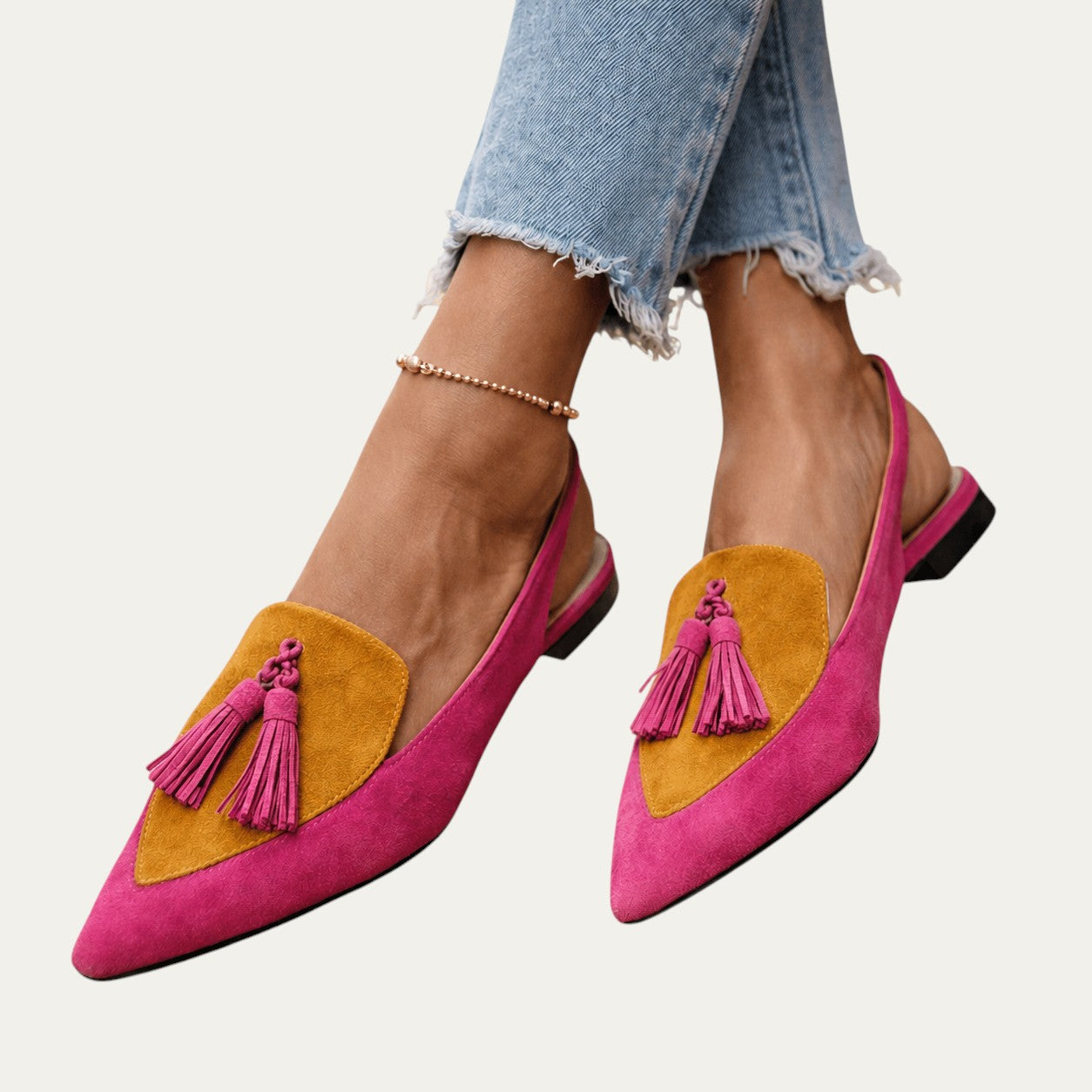 Mocasines tipo sandalia de ante fucsia con panel mostaza y flecos