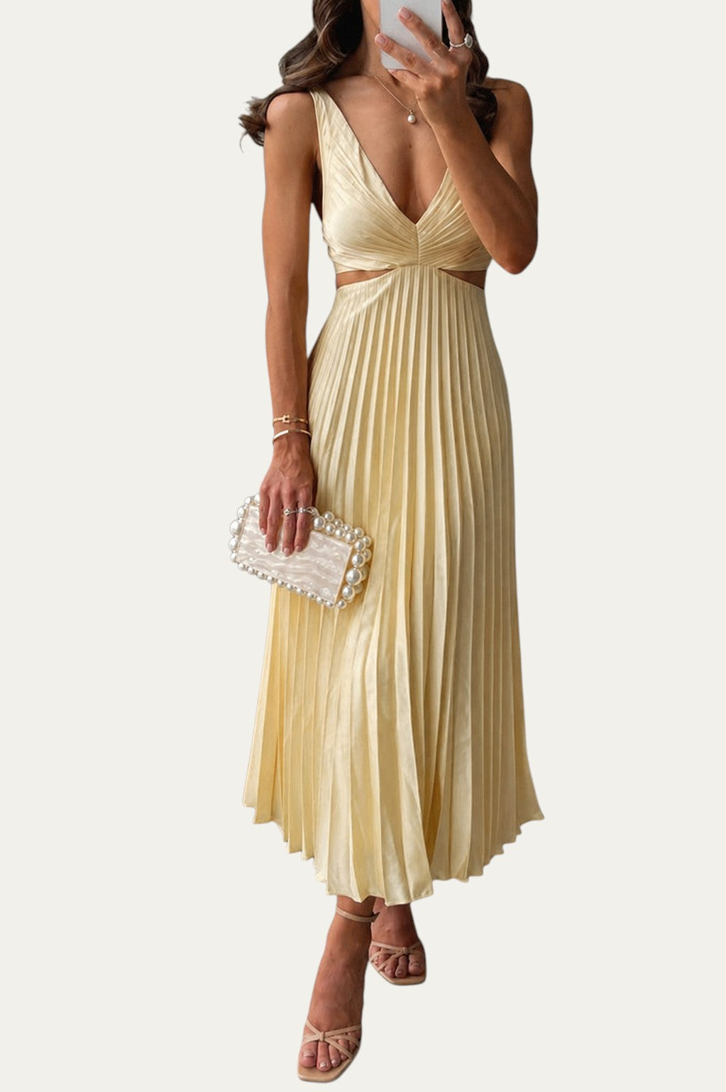 Vestido largo elegante amarillo con escote cruzado en V, tirantes finos y falda plisada