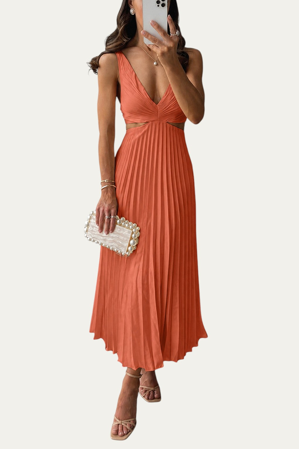 Vestido largo elegante naranja con escote en V cruzado y falda plisada