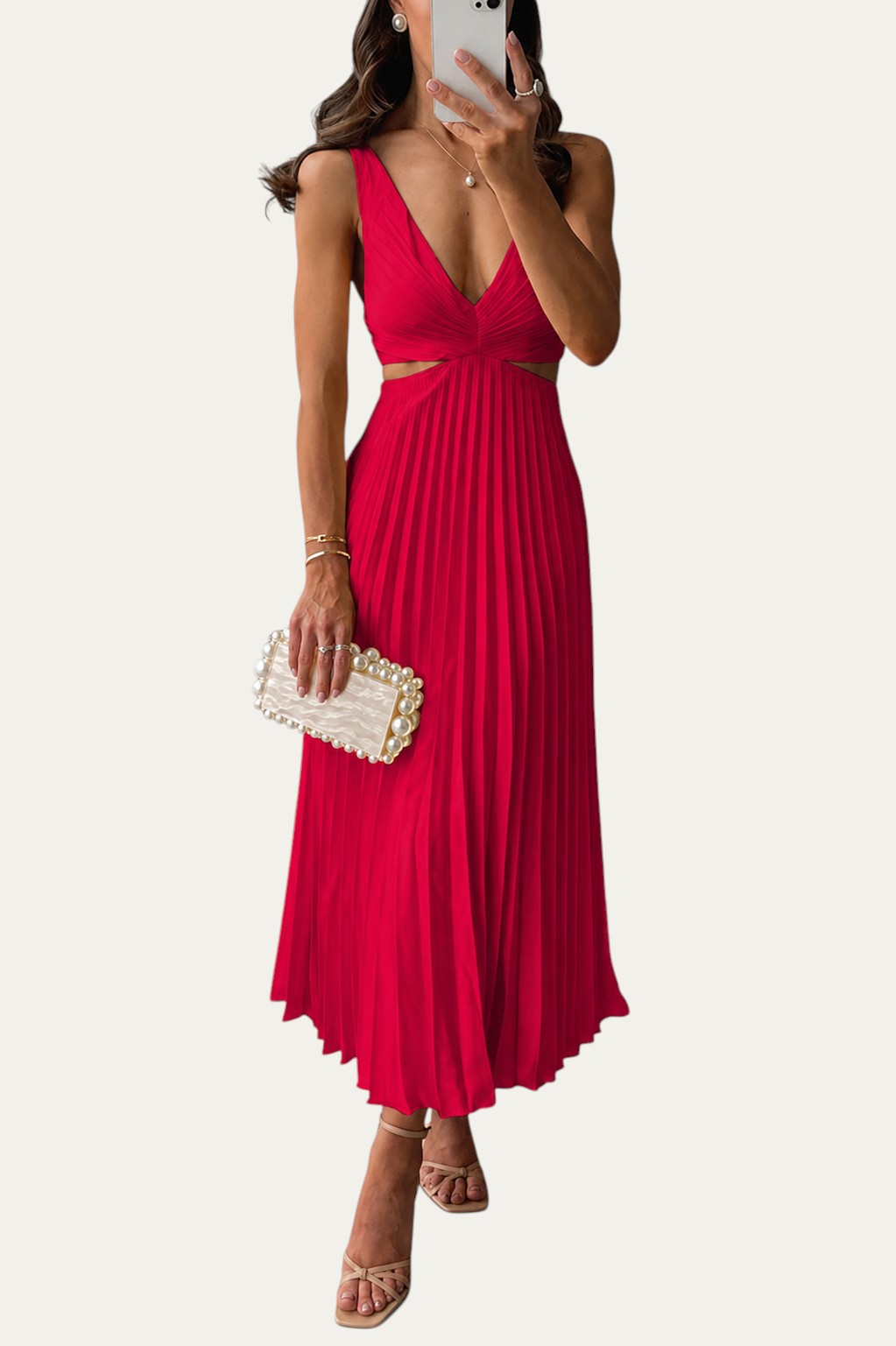Vestido largo elegante rojo con escote en V cruzado, cintura marcada y falda plisada