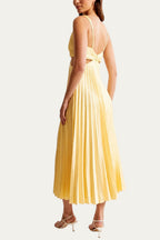 Vestido largo elegante amarillo con escote en V, tirantes finos y falda plisada
