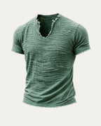 Camiseta vintage verde de manga corta con cuello en V y textura arrugada