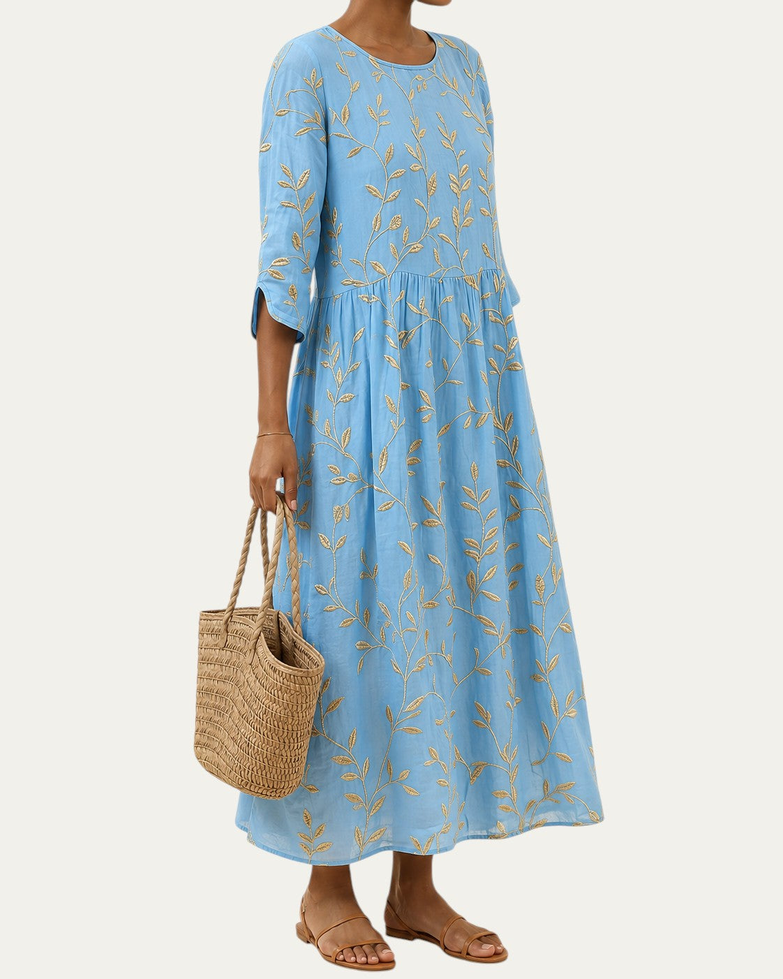 Vestido azul bordado con flores, manga corta, cuello redondo y falda amplia