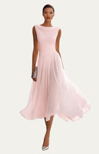 Vestido midi rosa claro sin mangas con escote barco y falda plisada con vuelo
