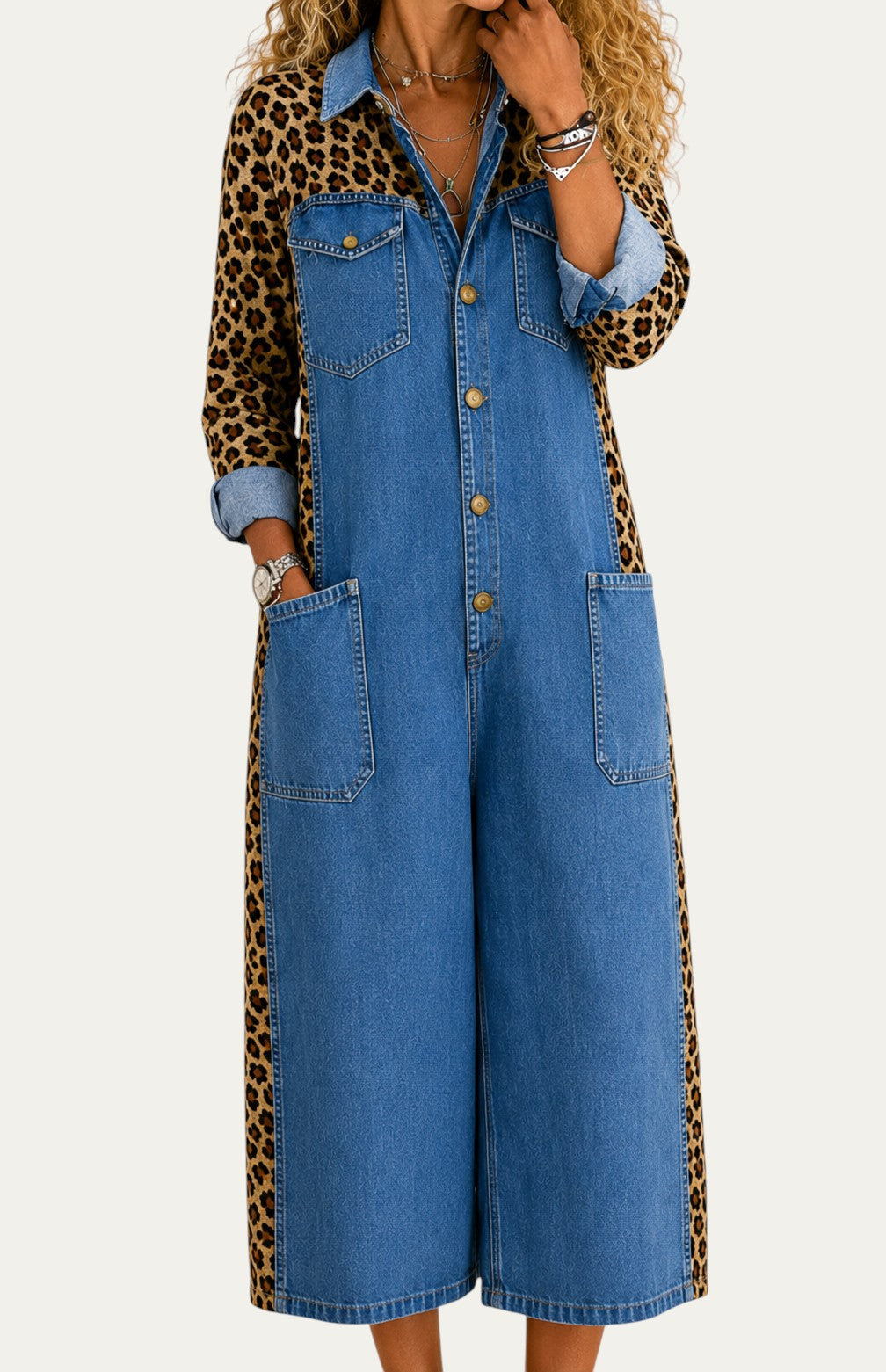 Mono vaquero azul con botones, bolsillos delanteros y paneles de leopardo