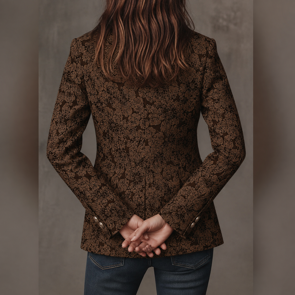 Blazer de jacquard marrón oscuro con diseño floral, vista trasera con botones