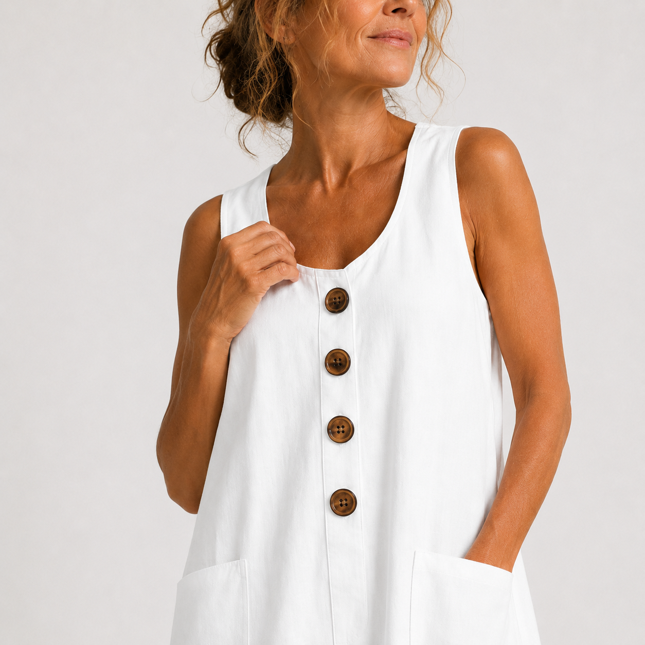 Vestido de algodón y lino blanco sin mangas con botones de madera y escote cuadrado
