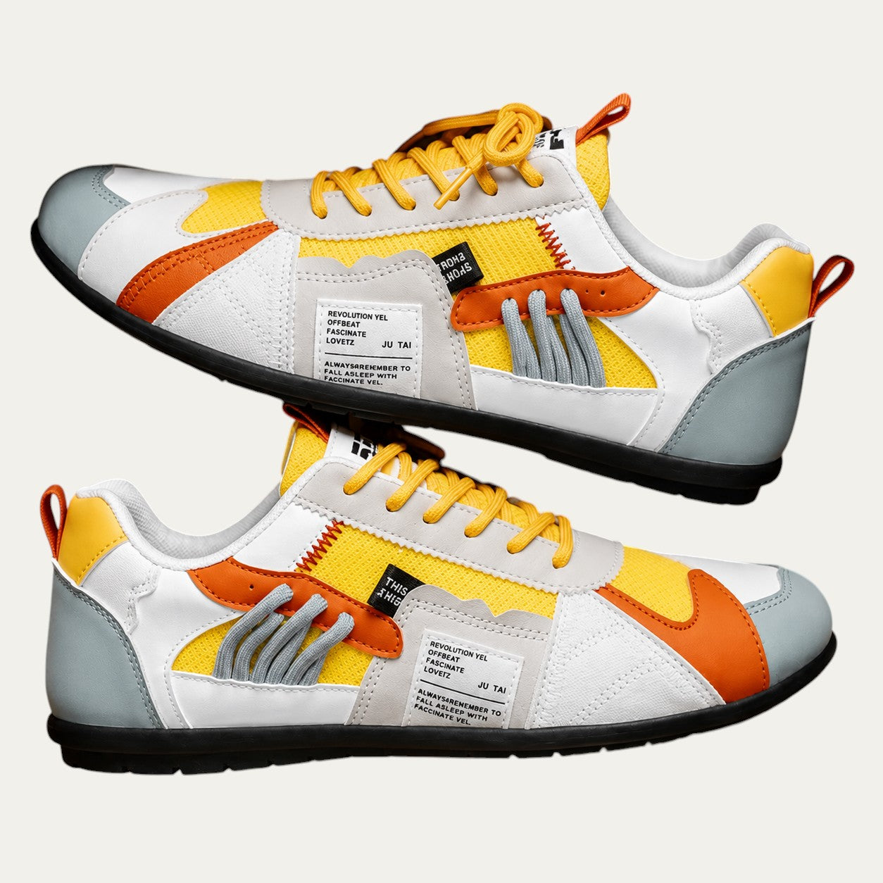 Zapatillas retro blancas con paneles naranja y amarillos, cordones naranjas.