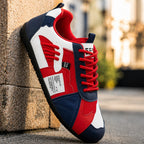 Zapatillas retro blancas con paneles rojo y azul marino, cordones rojos.