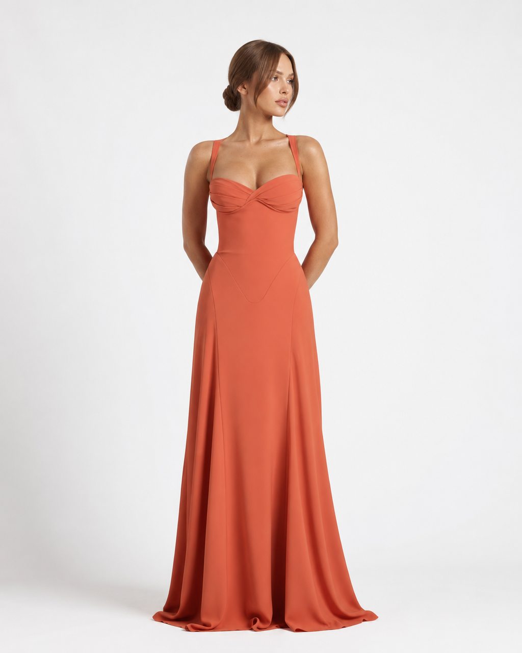 Vestido maxi tipo corsé naranja con tirantes finos y escote corazón, falda larga