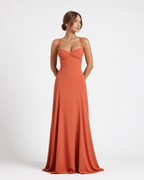 Vestido maxi tipo corsé naranja con tirantes finos y escote corazón, falda larga