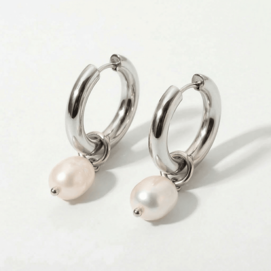 Pendientes de aro plateados con perla blanca colgante, vista lateral