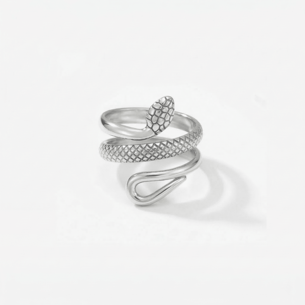 Anillo serpiente plateado con patrón de escamas y cierre en espiral