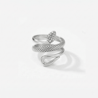 Anillo serpiente plateado con patrón de escamas y cierre en espiral