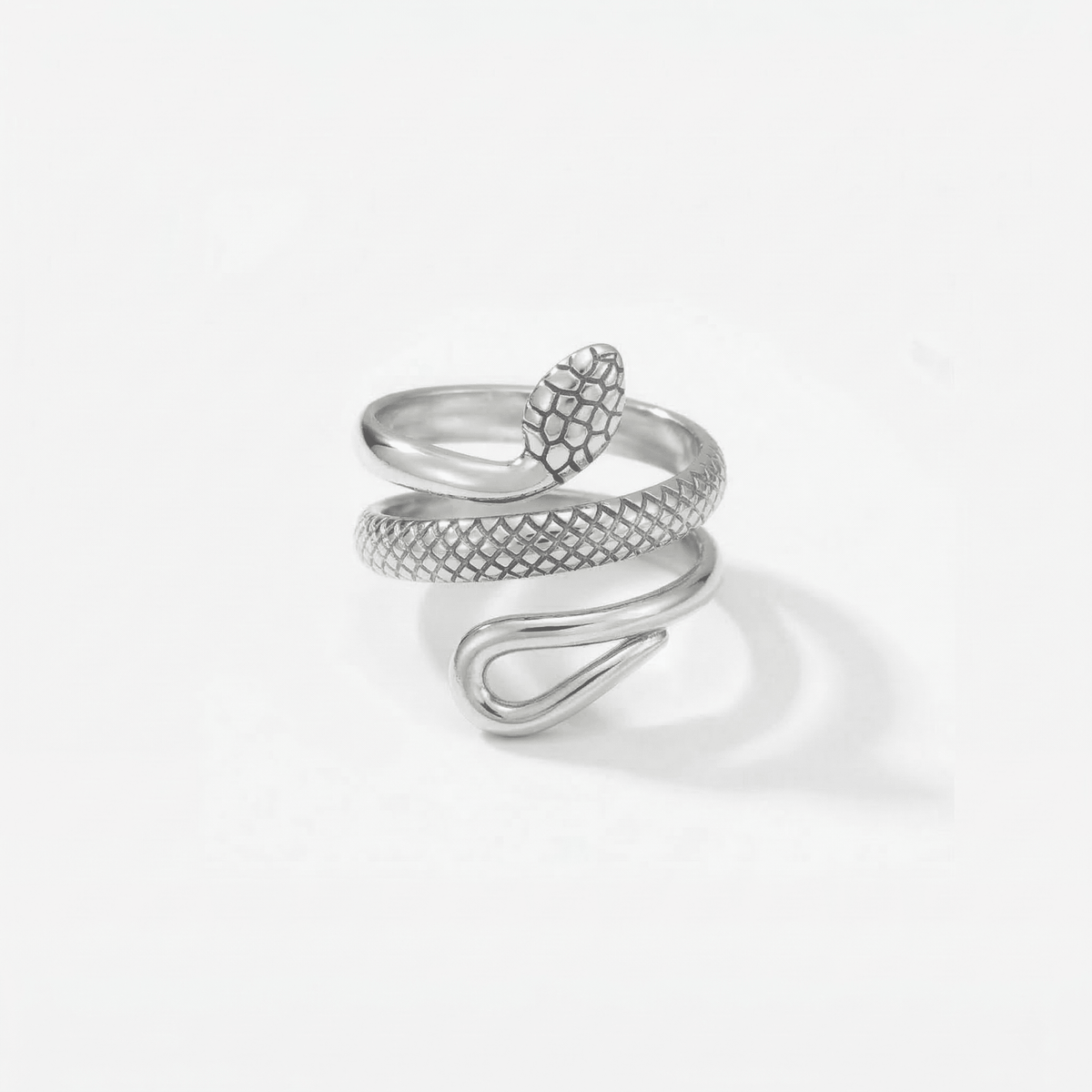 Anillo serpiente plateado con patrón de escamas y cierre en espiral